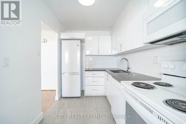 Building Photo - 1500 Bathurst St