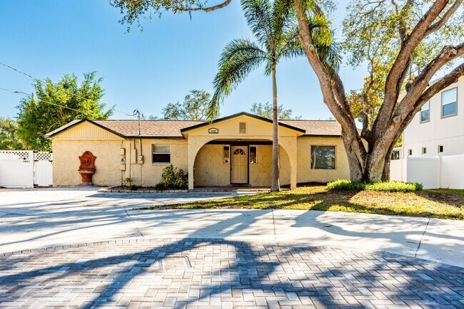 Building Photo - Multigenerational Family South Tampa Home