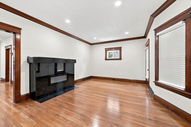 Foto del edificio - 1320 W 64th St