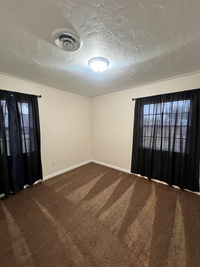 Building Photo - 2 Bedroom 1 Bath near schools & park