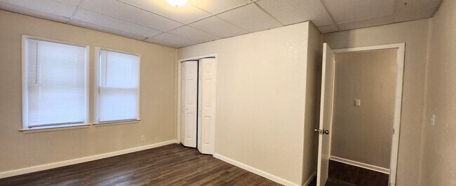 Building Photo - 3 Bed 2 Bath Duplex Now Available!