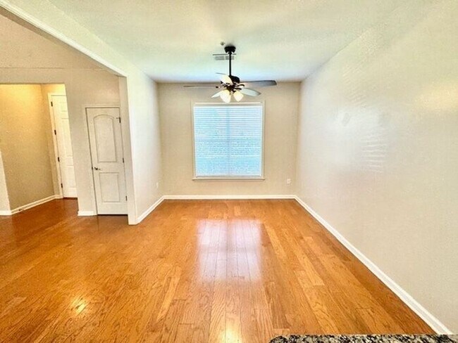 Building Photo - Spacious 2 Bedroom 2 Bath with Bonus Room