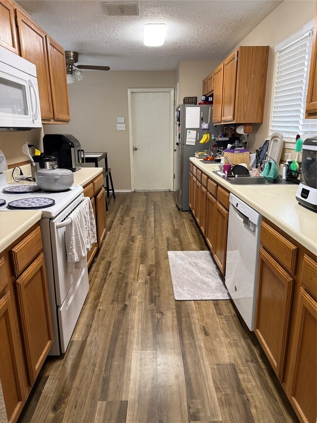 Foto del edificio - 2920 Thistledown Dr