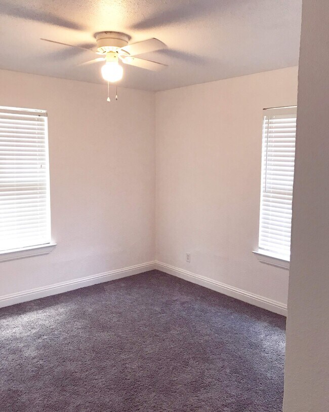 Foto del edificio - 107 Center Point Rd