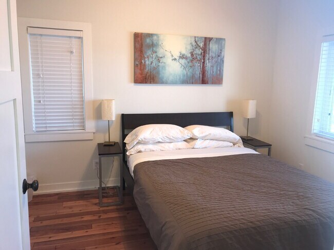 Foto del edificio - Charming 4-Bed Oasis with Granite Touches & Hardwood Elegance in Minneapolis!