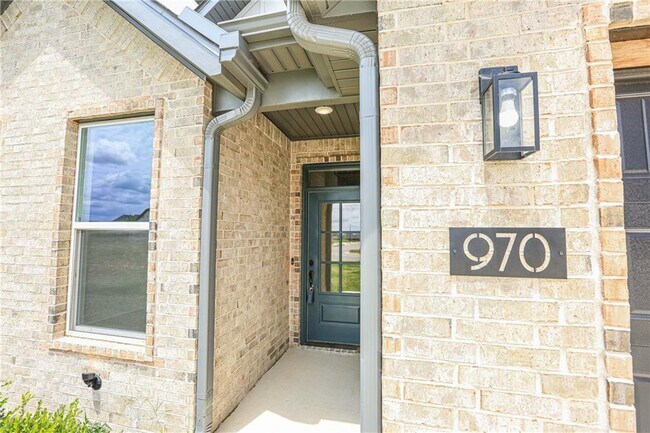 Building Photo - 970 Moksha St