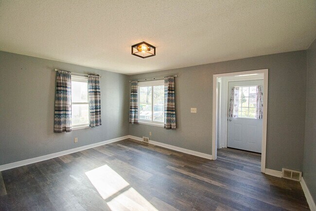 Foto del edificio - Fenced Yard, 2-Car Garage + Internet Included