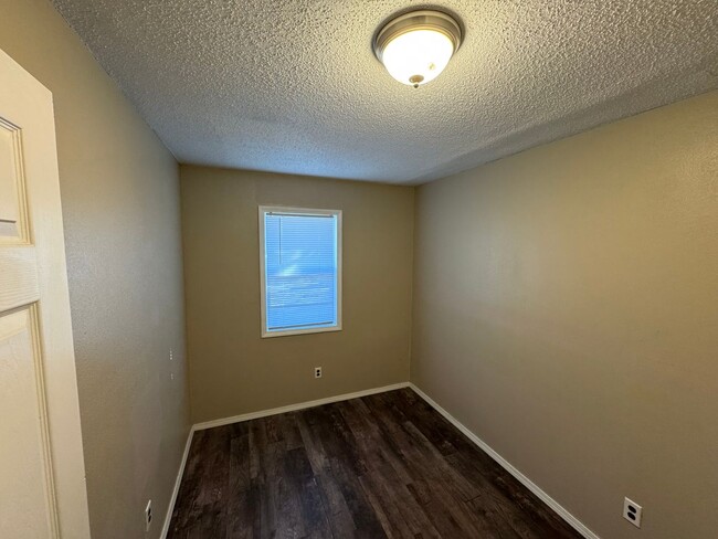 Building Photo - $1095 - 4 bed 2 bath - Single Family Home