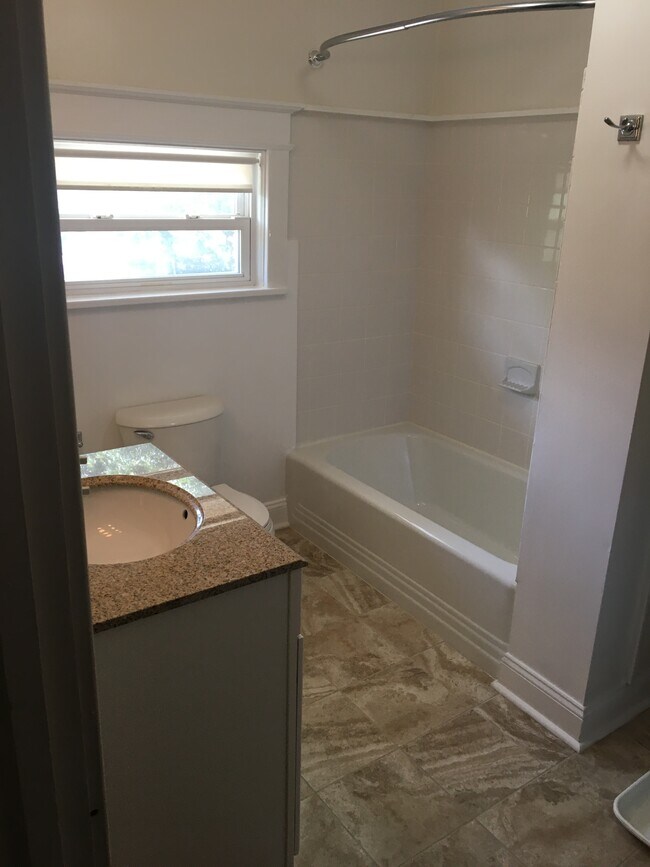 Baño alicatado - 317 Richey Ave