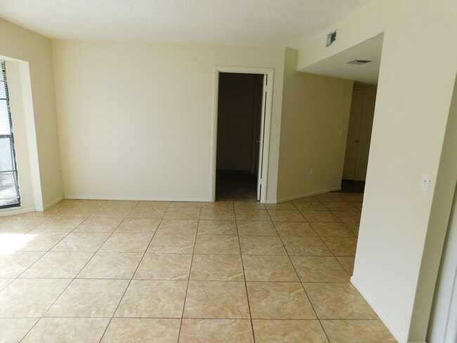Building Photo - Large 1 Bed  Condo, w/Bonus Room (Office?)...
