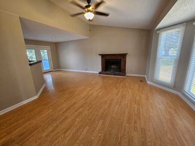 Foto del edificio - 1529 Stone Hill Rd