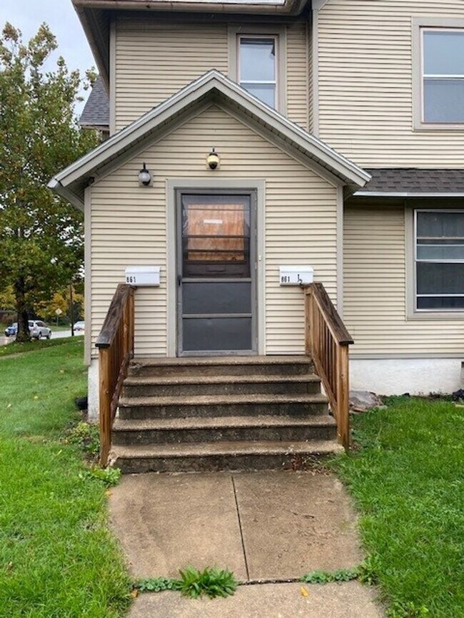 861 Bluff St Unit 861 1/2 Bluff St, Beloit, WI 53511 Room for Rent in