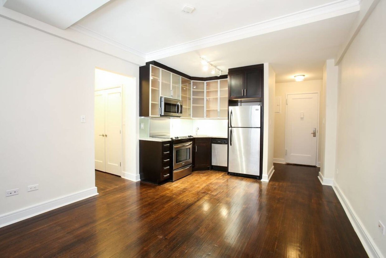 Primary Photo - 210 W 70th St