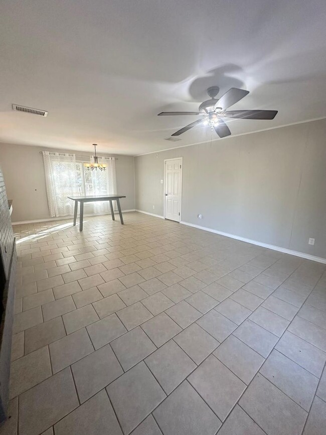 Foto del edificio - 3 Bed 2 Bath Ready to Rent ASAP! Fully remodeled bathrooms!