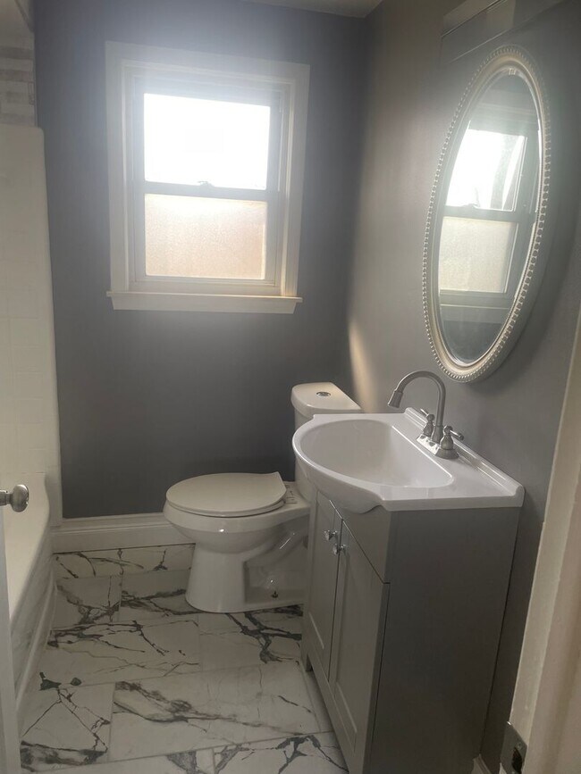 Foto del edificio - COMING SOON!! BEAUTIFULLY UPDATED 2 BEDROO...