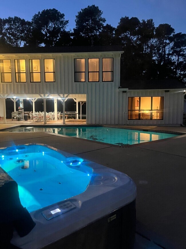 Foto del edificio - 8402 Matthews Ln