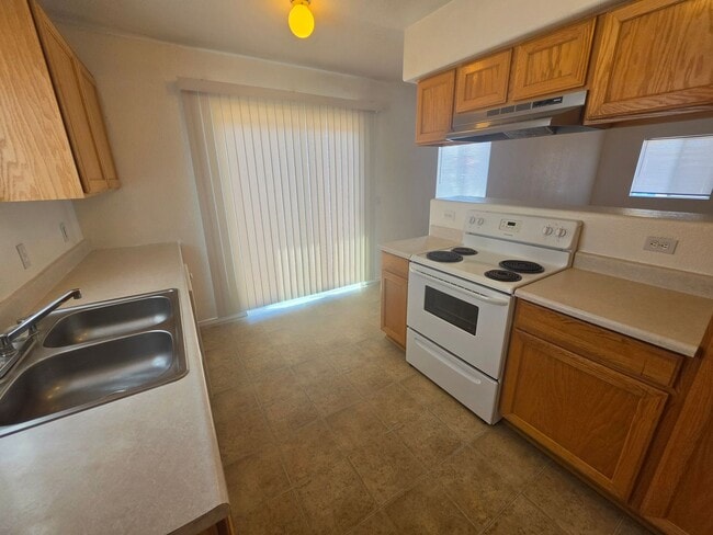 Building Photo - 1801 Artesia Dr