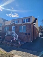 Building Photo - 13 Hobart Pl