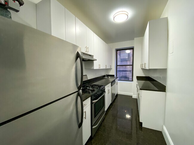 Building Photo - 592 W 178th St