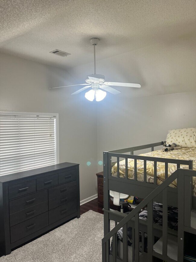 Building Photo - Great 3 Bedroom, 2 Bath