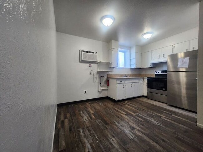 Building Photo - Recently Remodeled 2-Bedroom Apartment – W...