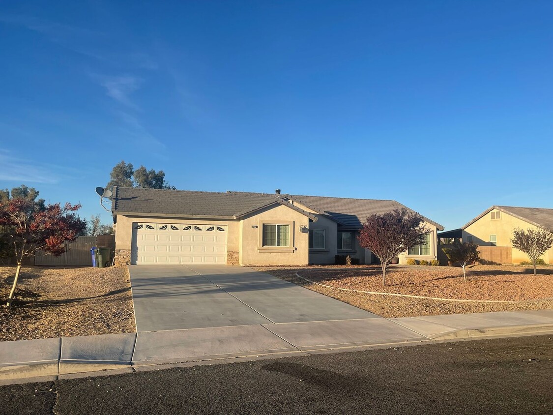 Primary Photo - Apple Valley Home in the Vineyards - Beaut...