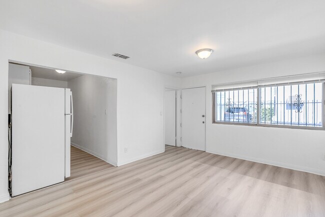 Foto del edificio - 832 W Colden Ave