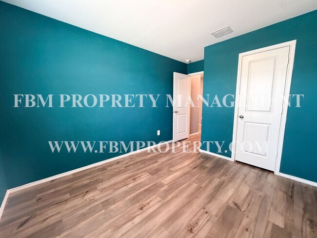 Building Photo - 1012 Lady Bird St