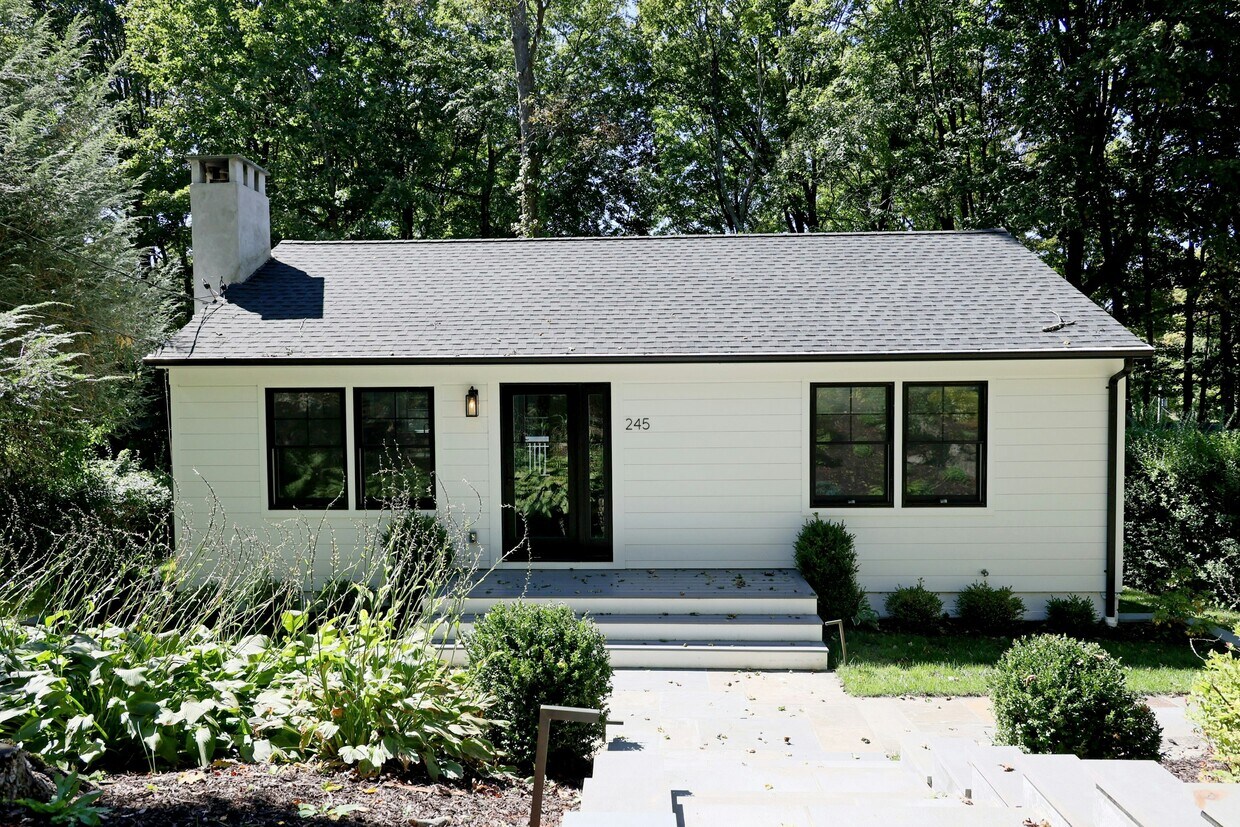 Foto principal - 245 Great Hill Rd