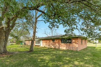 Building Photo - 3702 Cedar Rapids Pkwy