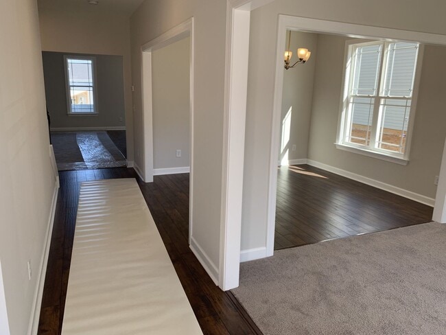 Building Photo - 4 Bed, 3 Bath Home w/ 2 Car Garage and Fen...