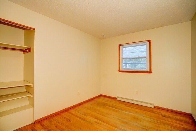 Building Photo - 2110 Iris Ln