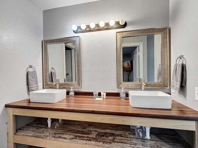 Foto del edificio - FULLY FURNISHED 2BR Condo