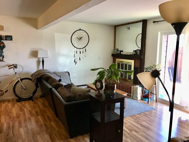 Sala de estar - 2630 Juniper Ave