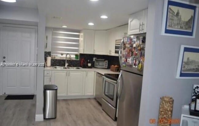 Building Photo - 9367 Fontainebleau Blvd