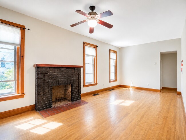 Foto del edificio - 2556 Dupont Ave S