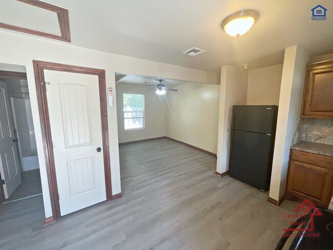 Building Photo - 1604 NW Lindy Ave