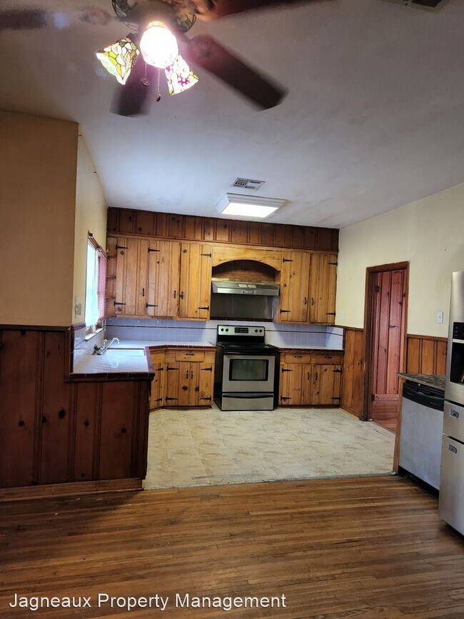 Building Photo - 3 br, 2 bath House - 315 W Burton St