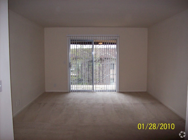 Building Photo - 5000 Hillsboro Pike