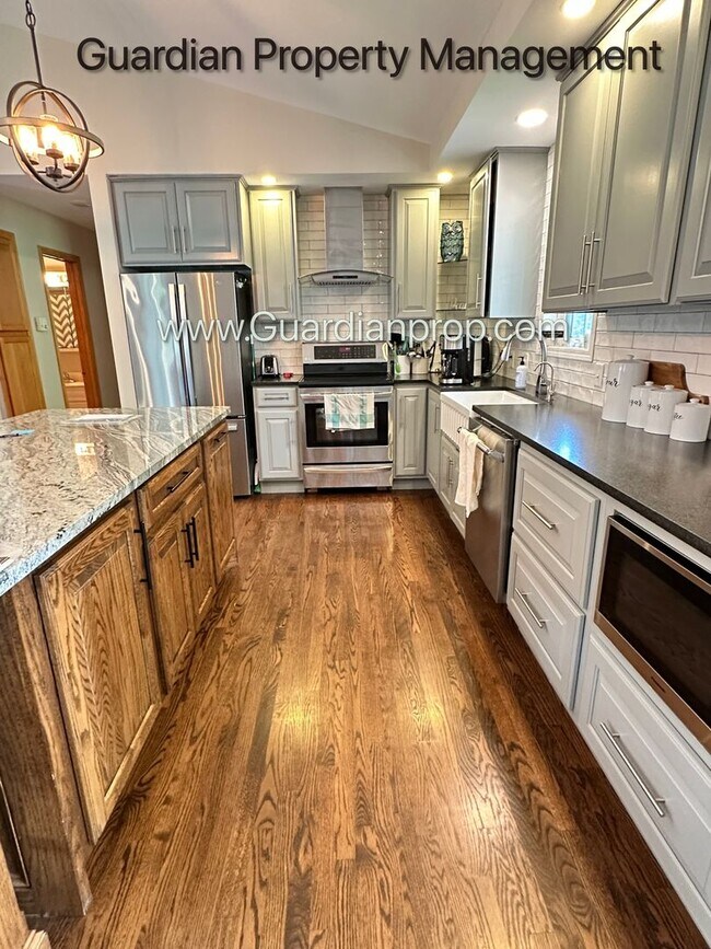 Foto del edificio - Maple Grove Single Family Home, Fenced Yard, 3 Car Garage, Deck, Available 7-31