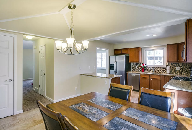Foto del edificio - Stunning 3Bed 3Bath W/ Moutain views and u...