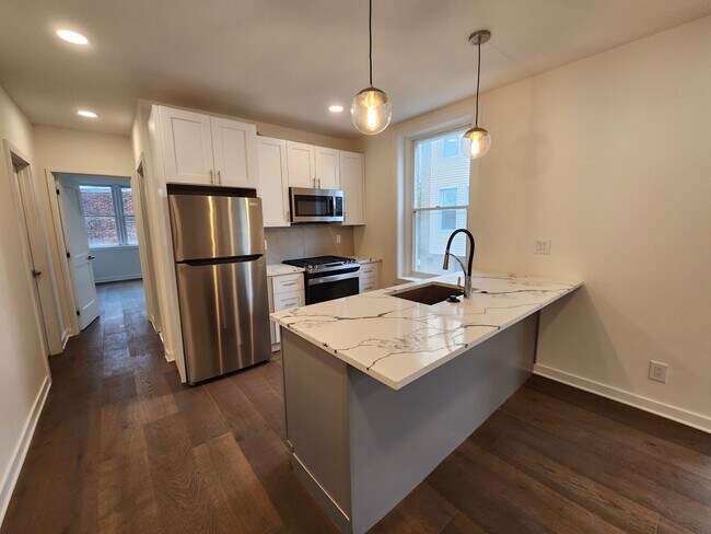 Building Photo - Beautiful 2 bedroom newly renovated unit available