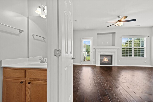 Building Photo - 3 Bedroom Townhome available early June!