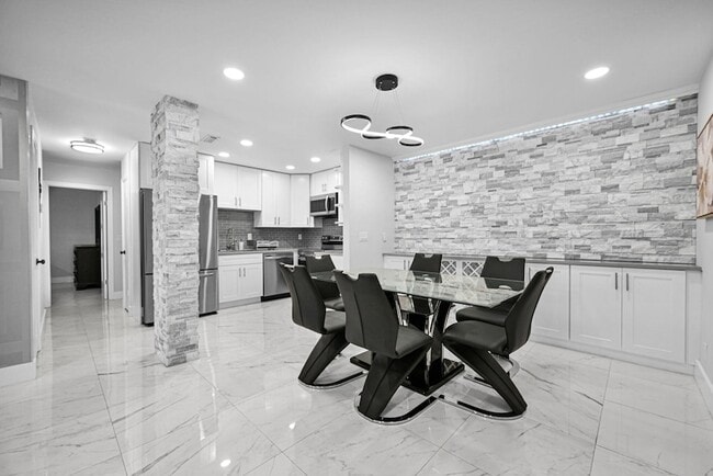 Building Photo - 6279 Bay Club Dr