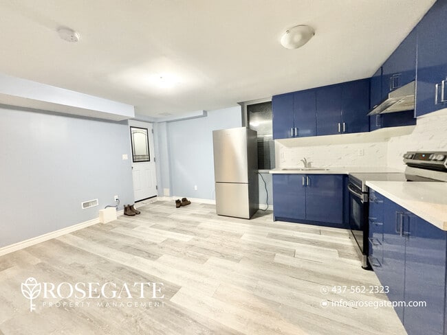 Photo du bâtiment - Spacious 3-Bedroom Basement Apartment with Parking & Shared Backyard in Whitby