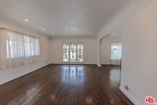 Building Photo - 1067 S Sycamore Ave