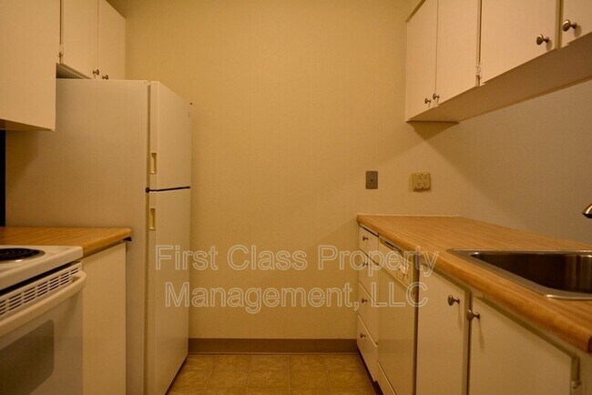 Building Photo - 3648 SW Beaverton Hillsdale Hwy