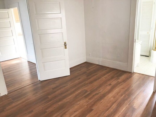 Building Photo - Large Midtown 1 bedroom Flat