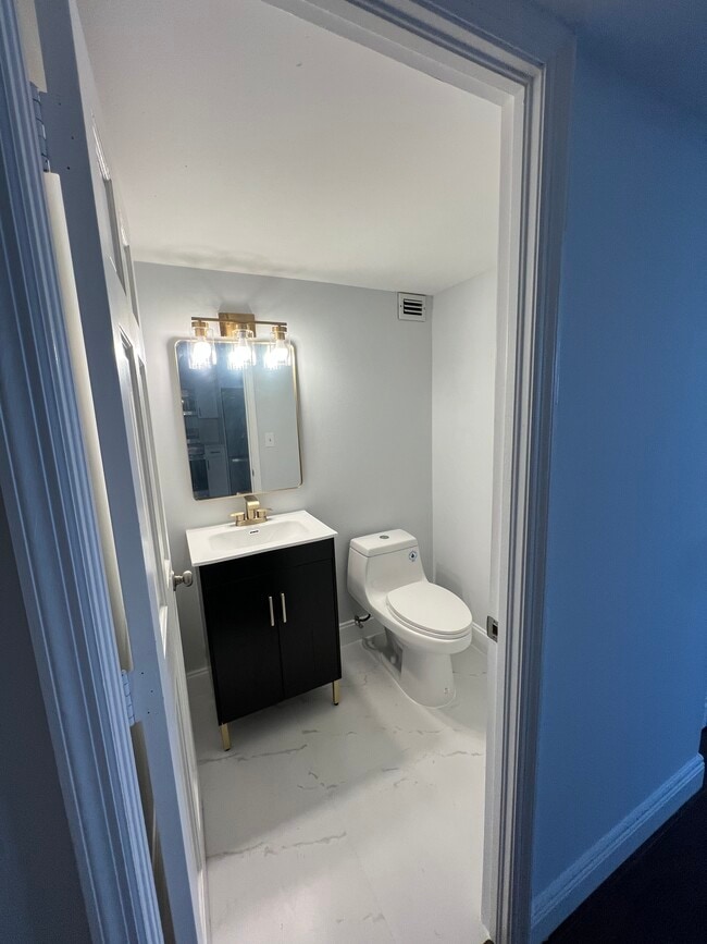 Building Photo - 1865 Brickell Ave