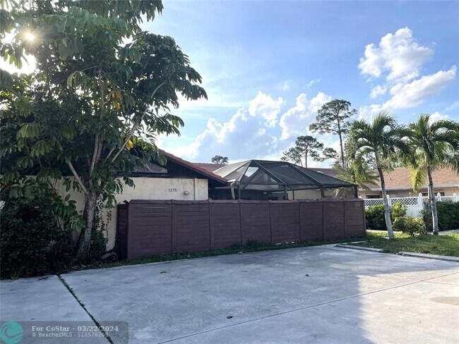 Foto del edificio - 1275 Periwinkle Pl